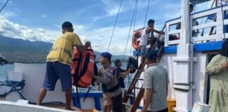 Sigap dan Peduli,Personel Ditpolairud Polda NTB Bantu Angkut Barang Penumpang Kapal