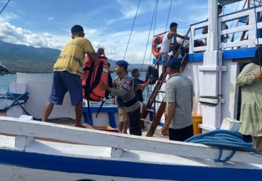 Sigap dan Peduli,Personel Ditpolairud Polda NTB Bantu Angkut Barang Penumpang Kapal