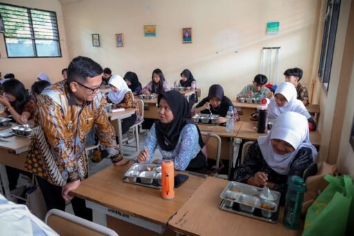 Andra Soni Awasi Langsung Proses Distribusi Program Makan Bergizi Gratis di Tangerang