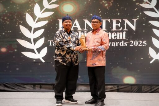 Andra Soni Raih Penghargaan Best Performance Leadership di Tangerang Post Achievement Award 2025