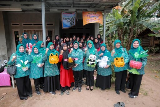 Kunjungi PKK Cilowong, Tinawati Andra Soni Ajak Kader Terus Berinovasi