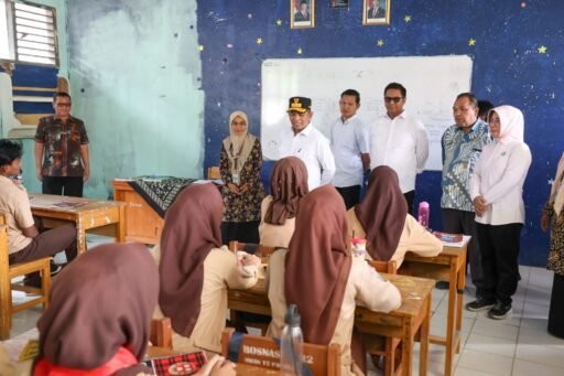 Andra Soni Pantau Langsung Pelaksanaan Program Makan Bergizi Gratis di SMAN 15 Pandeglang