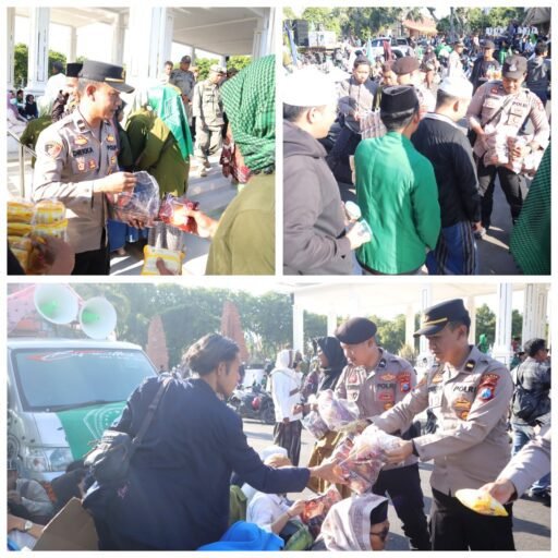 Polisi Berbagi Roti dan Air untuk Massa Aksi ; Alumni Ponpes di Situbondo Berlangsung Sejuk