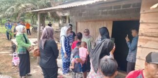 Ketua TP PKK PALI Dwi Septaria Tinjau Korban Kebakaran Di Desa Simpang Solar