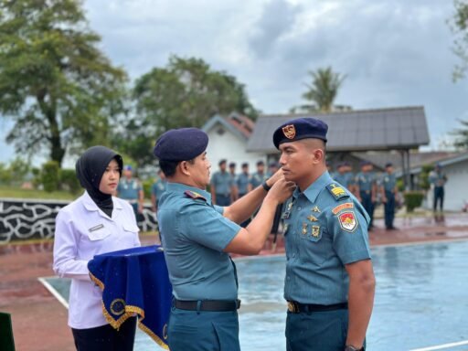 Danlanal Dabo Singkep Pimpin Upacara Kenaikan Pangkat Personel Lanal Dabo Singkep Di Guyuran Hujan