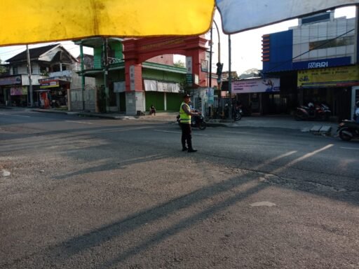 Antisipasi Kemacetan Polsek Ngimbang Secara Rutin Menggelar Commanderwish Pagi di Hari