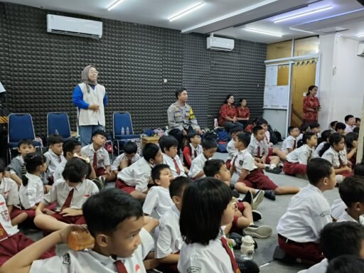 Tingkatkan Kesiapsiagaan Sekolah, Polsek Bekasi Barat Dampingi Edukasi Bencana BNPB