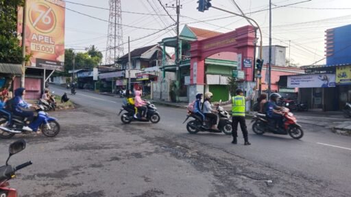 Guna Antisipasi Kemacetan Polsek Ngimbang Secara Rutin Menggelar Commanderwish Pagi di Hari