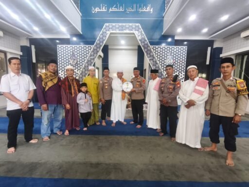 Kapolsek Bekasi Barat Sampaikan Himbauan Kamtibmas dalam Program Jumat Keliling