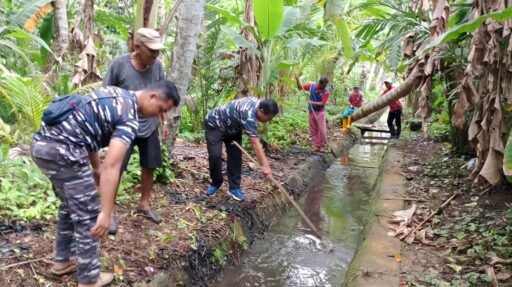 Aksi Kegiatan Sosial Pos TNI Agkatan Laut Midai Untuk Warga Di Pulau Midai