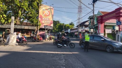 Guna Antisipasi Kemacetan Polsek Ngimbang Secara Rutin Menggelar Commanderwish Pagi di Hari