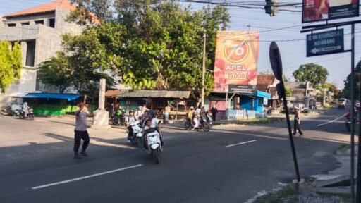 Guna Antisipasi Kemacetan Polsek Ngimbang Secara Rutin Menggelar Commanderwish Pagi di Hari
