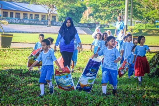 Sambut HUT Ke-79 Yayasan Hang Tuah, Cabang Ambon YHT Laksanakan Baksos Bersih Pantai&Tempat Ibadah