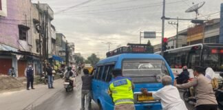Tertangkap Kamera, Polisi Dorong Mobil Angkot Yang Sedang Mogok