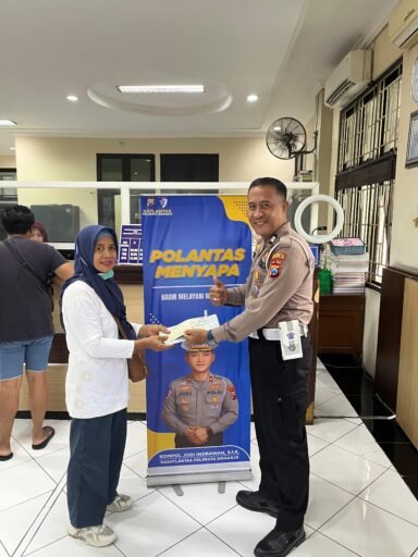Polisi menyapa di samsat sidoarjo kota wujudkan pelayanan humanis dan dekat dengan masyarakat