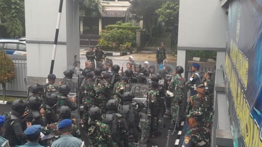 Lanal Bandung Didemo, Pasukan Dakhura Pukul Mundur Pengunjuk Rasa