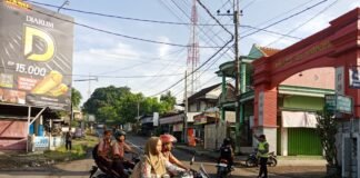 Polsek Ngimbang Giat Commanderwish Pagi Antisipasi Kemacetan Dan Pengaturan Arus Lalu Lintas