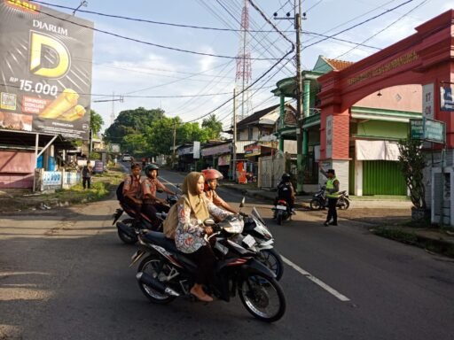 Polsek Ngimbang Giat Commanderwish Pagi Antisipasi Kemacetan Dan Pengaturan Arus Lalu Lintas