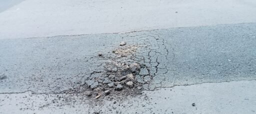 Pekerjaan pengaspalan jalan propinsi dari desa panta dewa-prabu menang KB pali dinilai mangkrak.