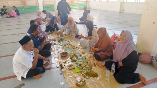 Indahnya Momen Berbagi, Orang Tua Siswi Pompes Baitul Burhan Gelar Babarit di Kunjungan Santri