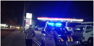 Kapolsek Ngimbang Gelar Patroli Mobiling Dan Dialogis Guna Cegah 3C di Malam Hari