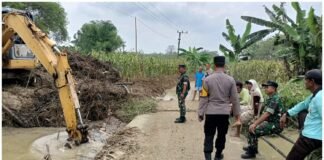 Polsek Ngimbang Tinjau Pembersihan Sampah  Aliran Sungai Akibat Banjir Di Dusun Kayen Desa Girik