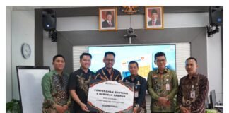 Dukung Kebersihan Lingkungan, PTBA Serahkan 9 Unit Gerobak Sampah untuk Warga Ring 1 Kertapati