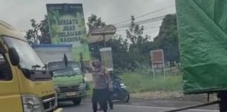 Lalin Macet, Gegara Truk Nyungsep ke Got, Polsek Narmada Gercep Urai Kemacetan