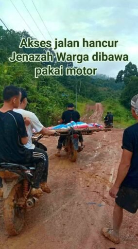 Akses Sulit, Warga Terpaksa Bawa Jenazah dengan Sepeda Motor