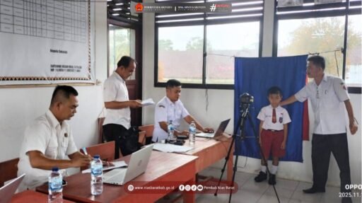 Disdukcapil Nias Barat Serahkan Dokumen Kependudukan kepada Korban Kebakaran di Desa Lolozirugi