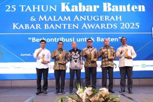 Gubernur Raih Kepala Daerah Responsif, Wagub Pemimpin Daerah Inspiratif di Kabar Banten Award 2025