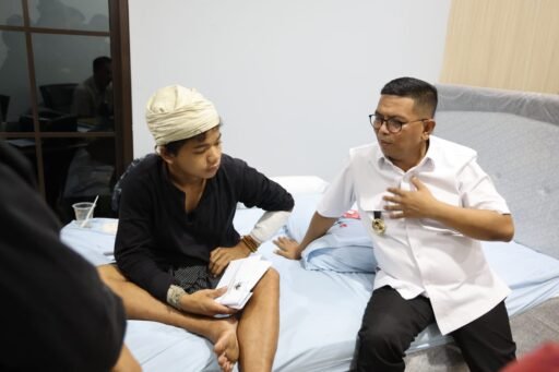 Gubernur Andra Soni Jenguk Revan, Warga Baduy Dalam Korban Perampokan di Jakarta
