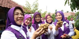 Tinawati Andra Soni Luncurkan Seragam Ungu Resmi Posyandu di Kabupaten Tangerang