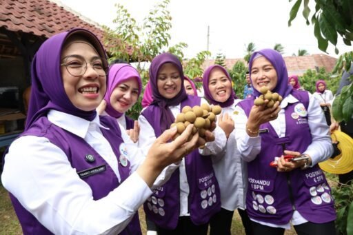 Tinawati Andra Soni Luncurkan Seragam Ungu Resmi Posyandu di Kabupaten Tangerang