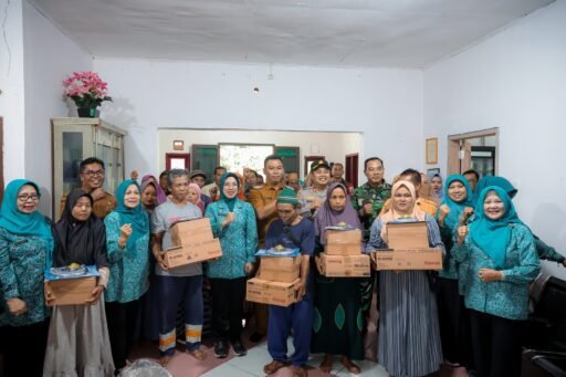 TP PKK Banten Salurkan Bantuan Peralatan Dapur untuk Korban Puting Beliung di Anyer