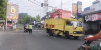 Polsek Ngimbang Giat Commanderwish Pagi Antisipasi Kemacetan Dan Pengaturan Arus Lalu Lintas