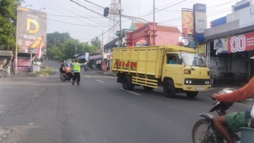 Polsek Ngimbang Giat Commanderwish Pagi Antisipasi Kemacetan Dan Pengaturan Arus Lalu Lintas