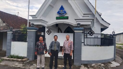 Polsek Ngimbang Gelar Pengamanan Ibadah Minggu Pagi Di Gereja GKJTU Dan GJWI Desa Ngasemlemahbang