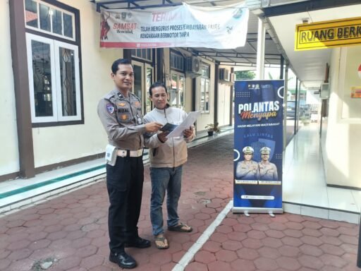 Polisi Menyapa Masyarakat,Sosialisasikan Pajak Kendaraan Bermotor di Samsat Banyuwangi