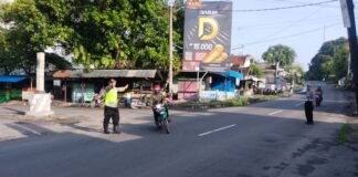 Polsek Ngimbang Giat Commanderwish Pagi Antisipasi Kemacetan Dan Pengaturan Arus Lalu Lintas