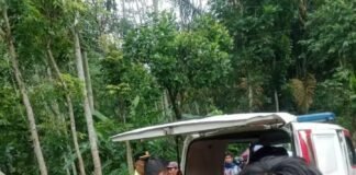 Bermain Air di Sungai,b6 Mahasiswa KKN UIN Walisongo Hanyut