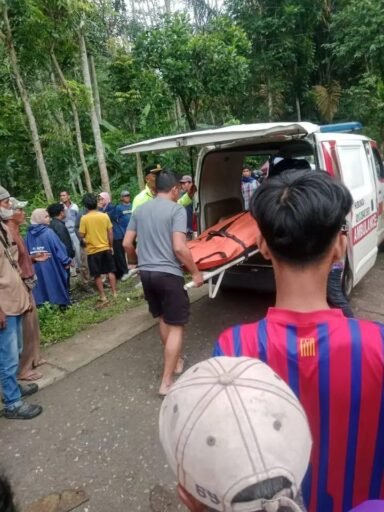 Bermain Air di Sungai,b6 Mahasiswa KKN UIN Walisongo Hanyut