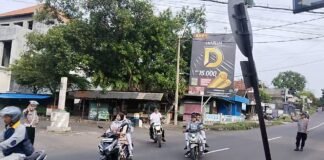 Polsek Ngimbang Giat Commanderwish Pagi Antisipasi Kemacetan Dan Pengaturan Arus Lalu Lintas