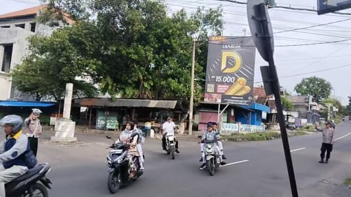 Polsek Ngimbang Giat Commanderwish Pagi Antisipasi Kemacetan Dan Pengaturan Arus Lalu Lintas