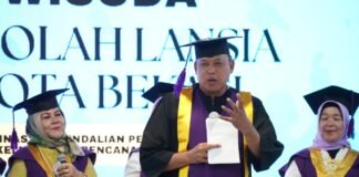Wali Kota Bekasi Buka Acara Wisuda Lansia: “Usia Hanya Angka, Semangat Belajar Tak Mengenal Batas