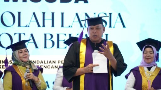 Wali Kota Bekasi Buka Acara Wisuda Lansia: “Usia Hanya Angka, Semangat Belajar Tak Mengenal Batas
