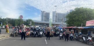 Personel Polsek Rawalumbu Atur Lalin Pagi di Gerbang Tol Bekasi Timur