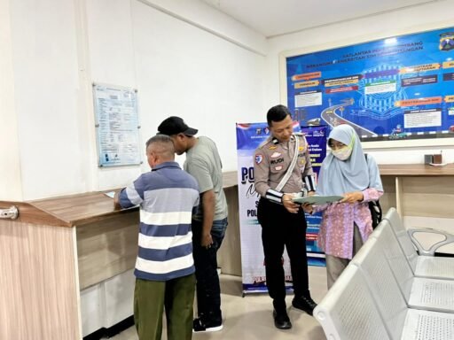 Dalam rangka membangun kepercayaan publik satlantas polres Jombang sapah warga