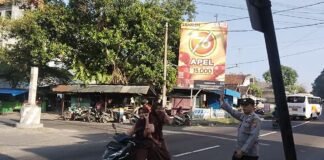 Polsek Ngimbang Giat Commanderwish Pagi Mengurai Kemacetan Dan Pengaturan Arus Lalu Lintas