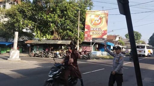 Polsek Ngimbang Giat Commanderwish Pagi Mengurai Kemacetan Dan Pengaturan Arus Lalu Lintas